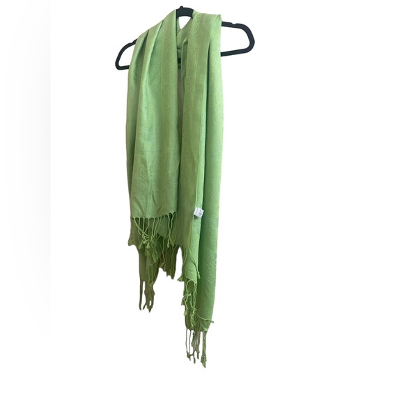 Green scarf with tassles - Picture 2 of 2